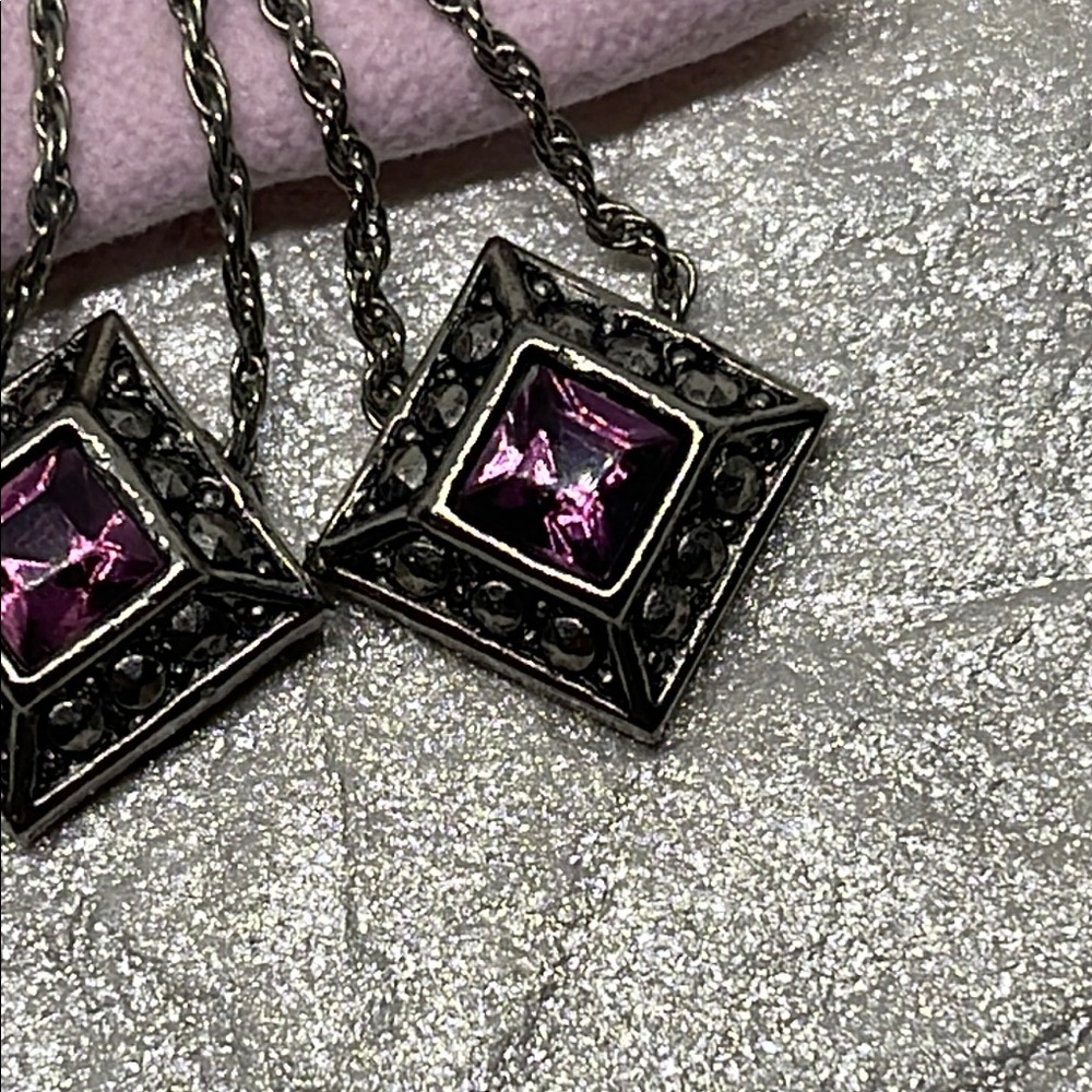 Avon vintage Purple square  and gunmetal pierced Dangle Earrings - Picture 5 of 12
